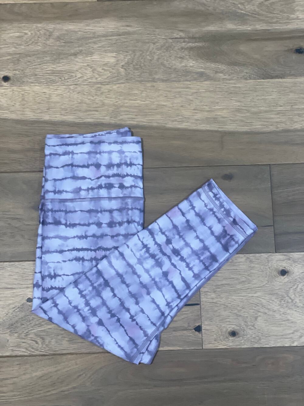 Athleta Elation Printed Capri Leggings Size M Purple Pattern